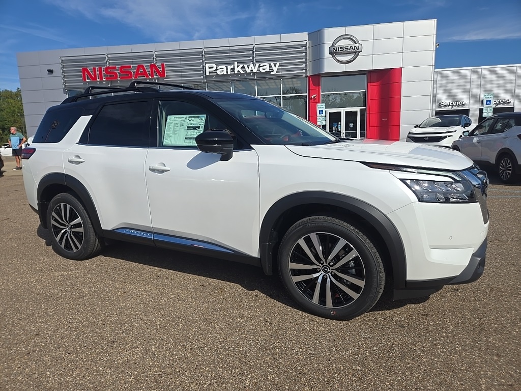 2025 Nissan Pathfinder Platinum's photo