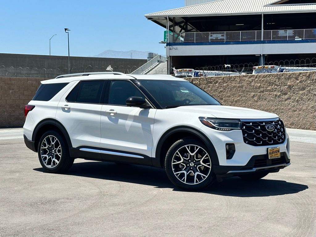 2025 Ford Explorer Platinum's photo