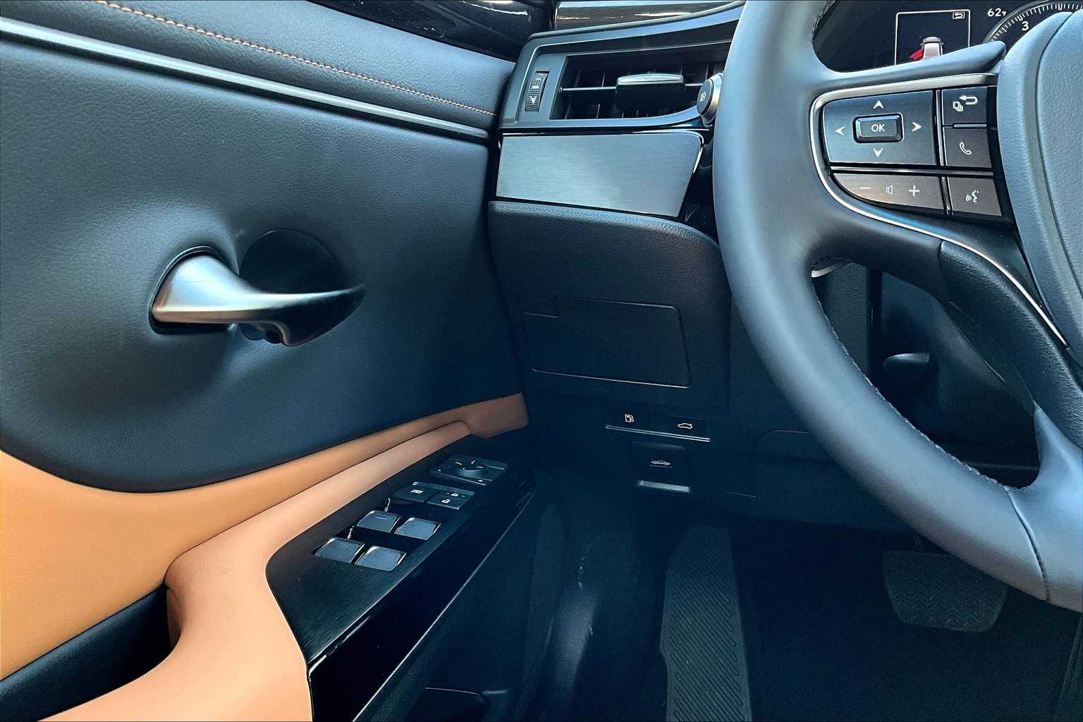 2025 Lexus ES 350 - Photo 15