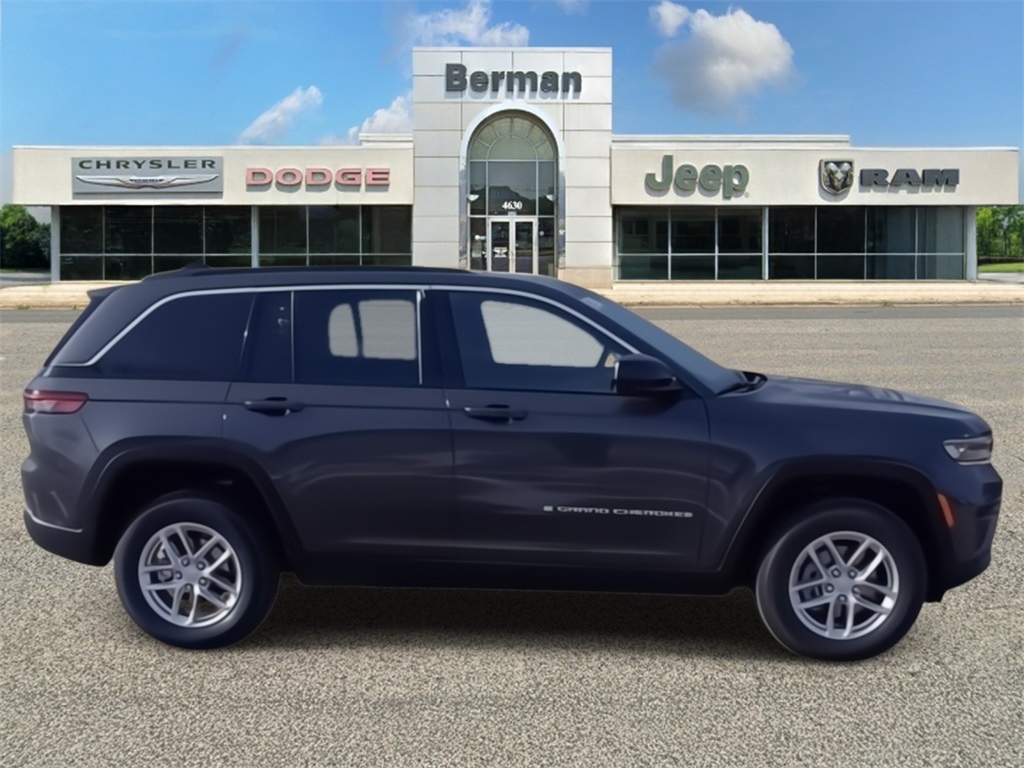2025 Jeep Grand Cherokee Laredo photo 2