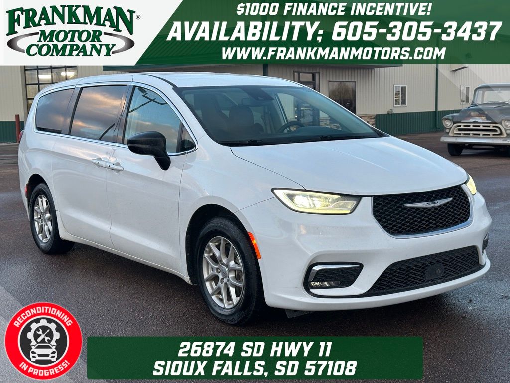 2024 Chrysler Pacifica Touring L's photo