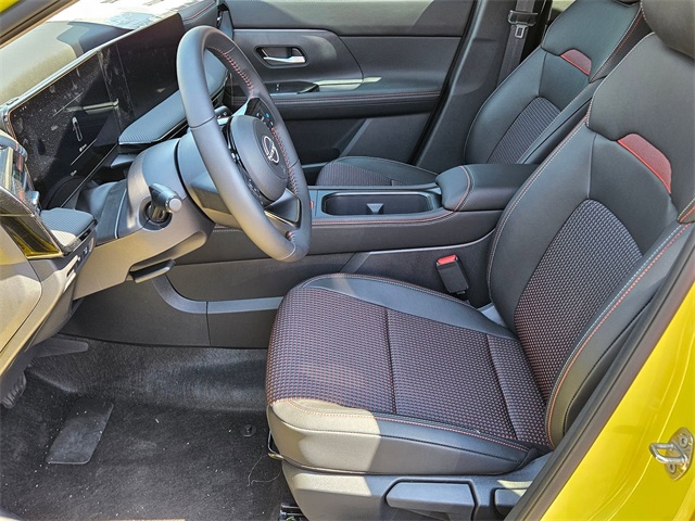 2025 Nissan Kicks SR photo 4