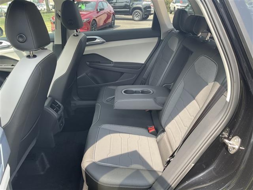 2025 Volkswagen Taos SE photo 4