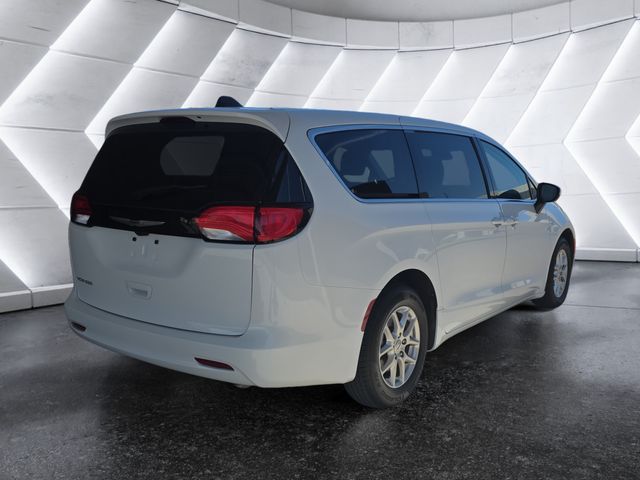 2023 Chrysler Voyager LX photo 4