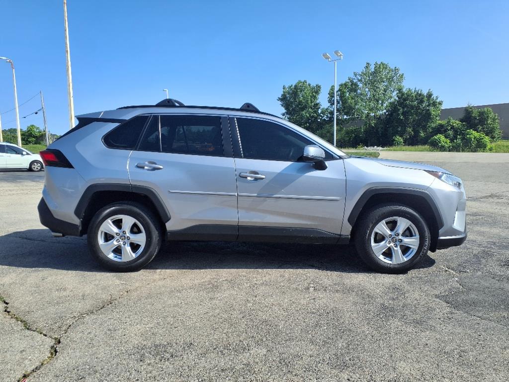 2021 Toyota RAV4 XLE photo 2