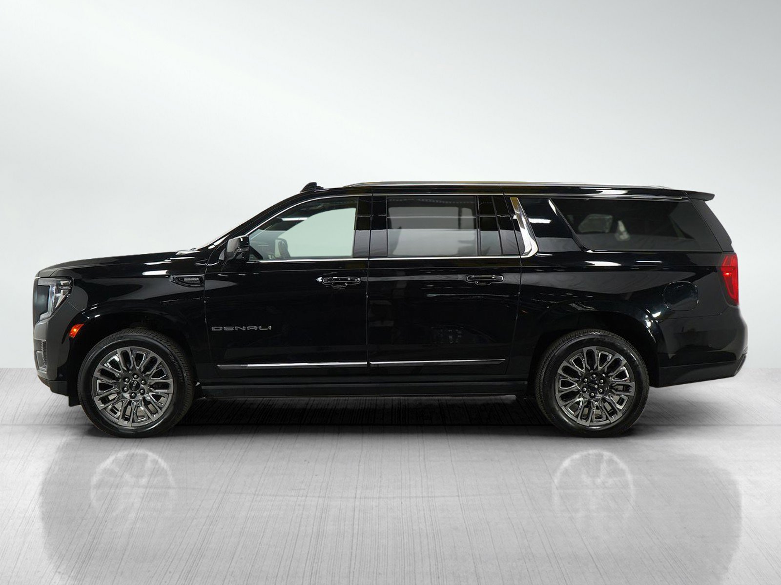 Used 2023 GMC Yukon XL Denali Ultimate with VIN 1GKS2KKT7PR441172 for sale in Roseville, Minnesota