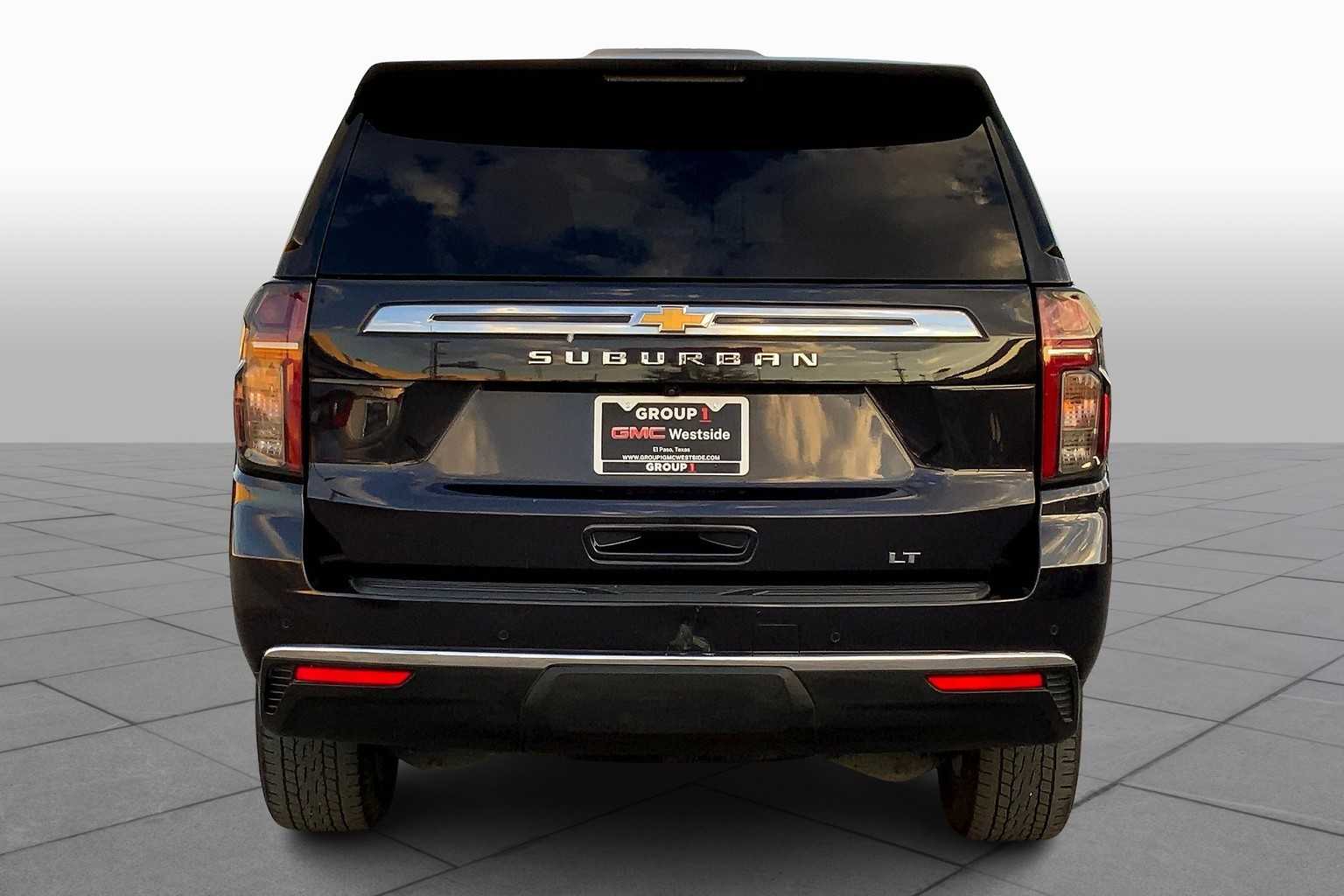 2022 Chevrolet Suburban LT photo 4