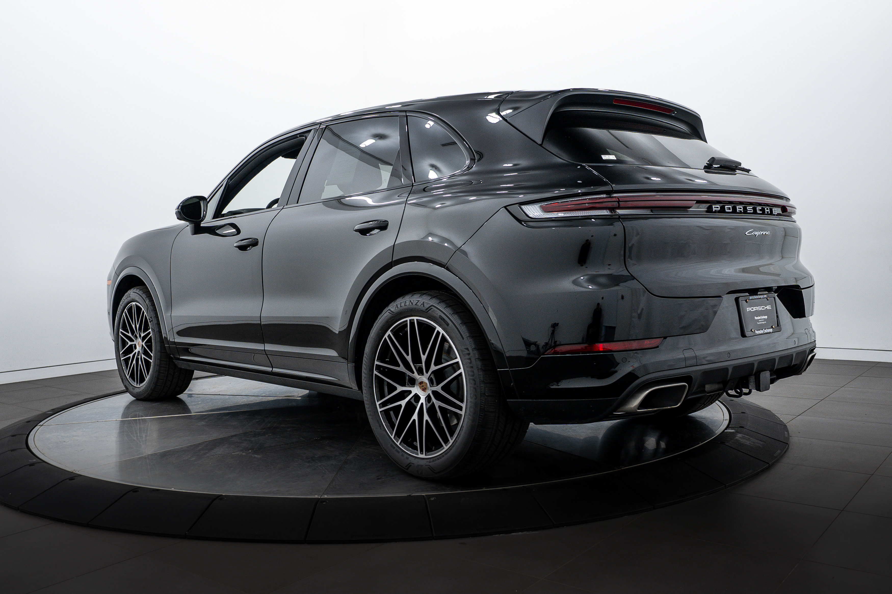 2025 Porsche Cayenne photo 2