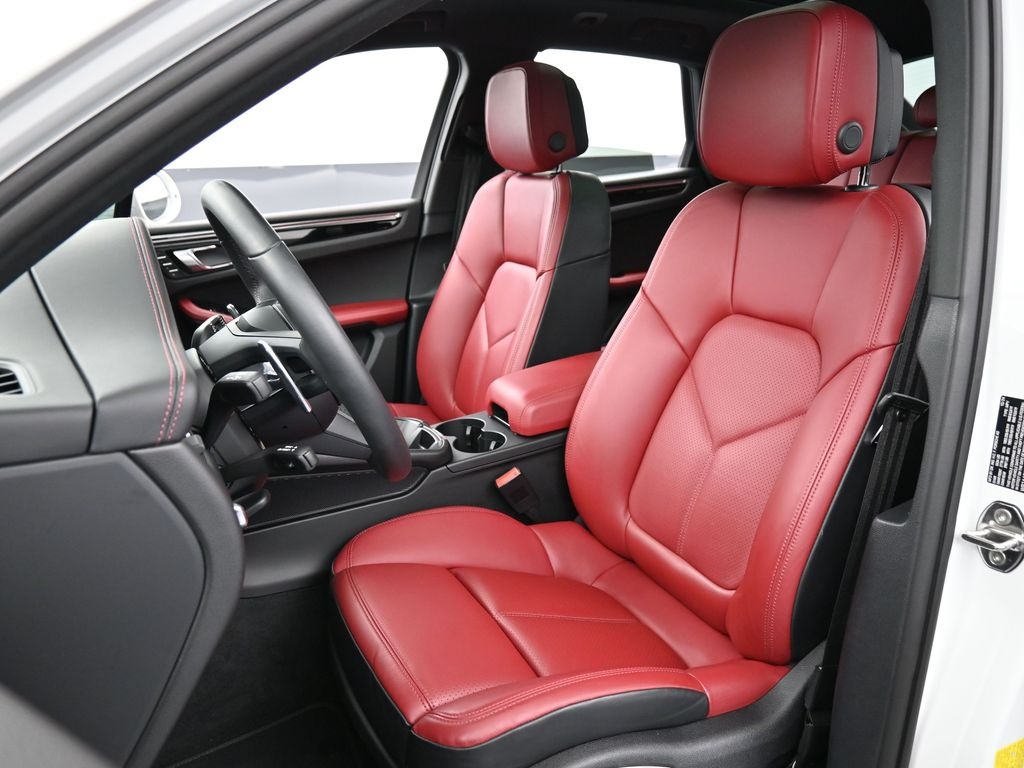 2025 Porsche Macan Base photo 4