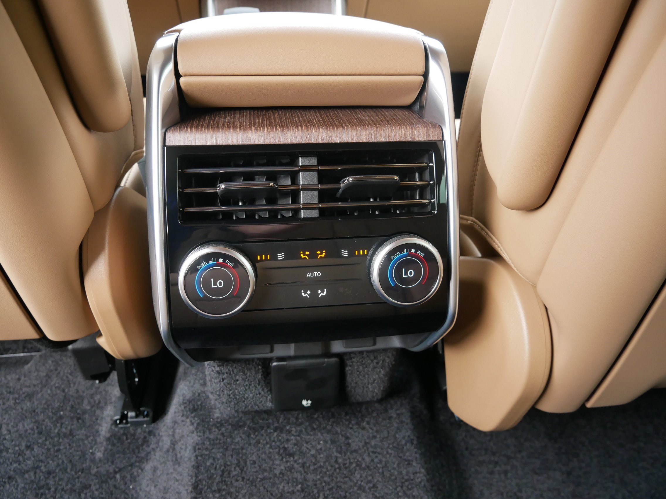 2025 Land Rover Range Rover SE photo 5