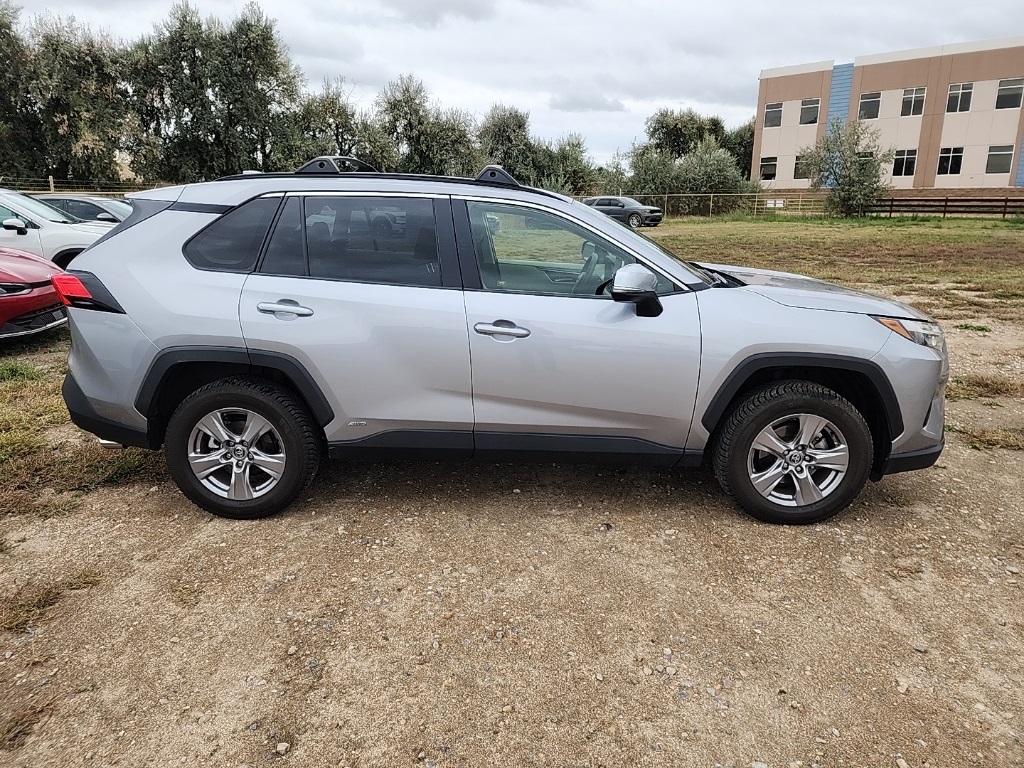2022 Toyota RAV4 Hybrid XLE photo 6