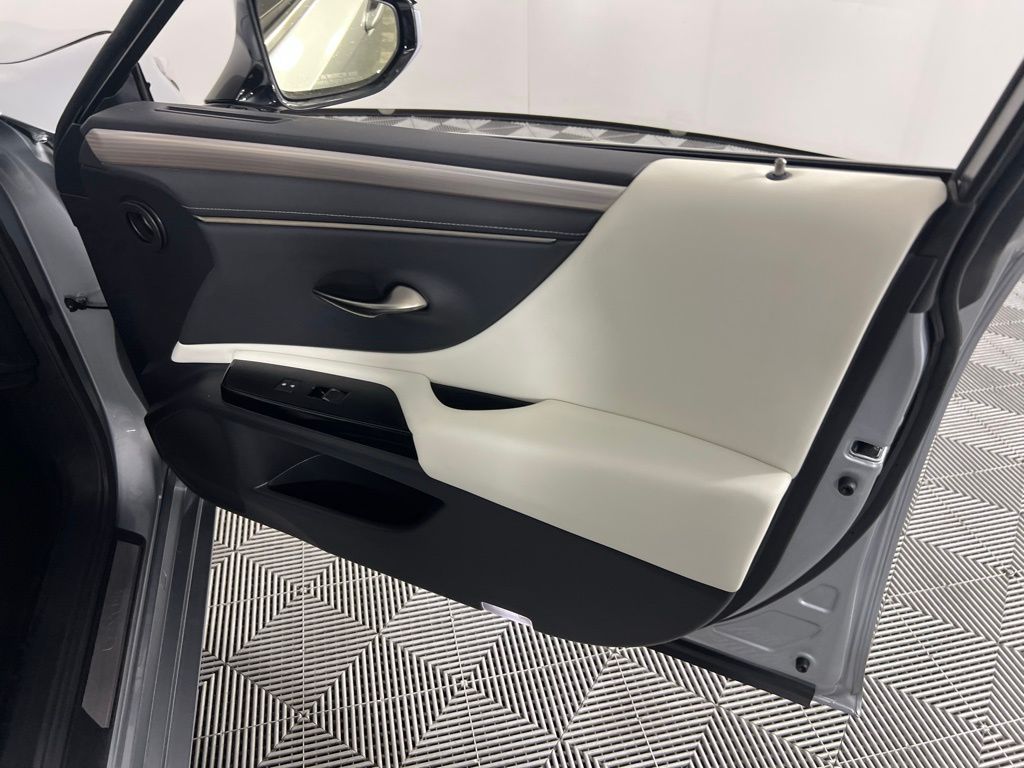 2023 Lexus ES 300h photo 30