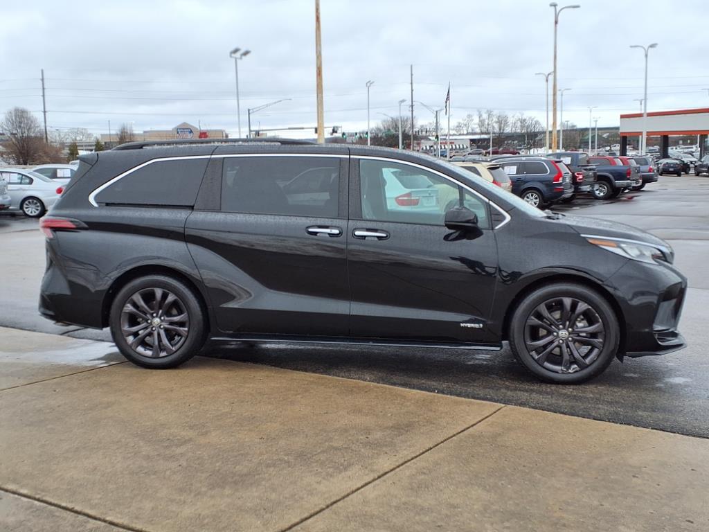 2021 Toyota Sienna XSE photo 2