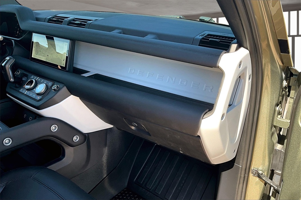 2024 Land Rover Defender 110 S photo 15