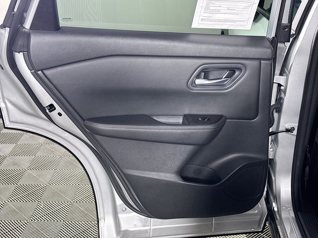 2024 Nissan Rogue SV photo 17