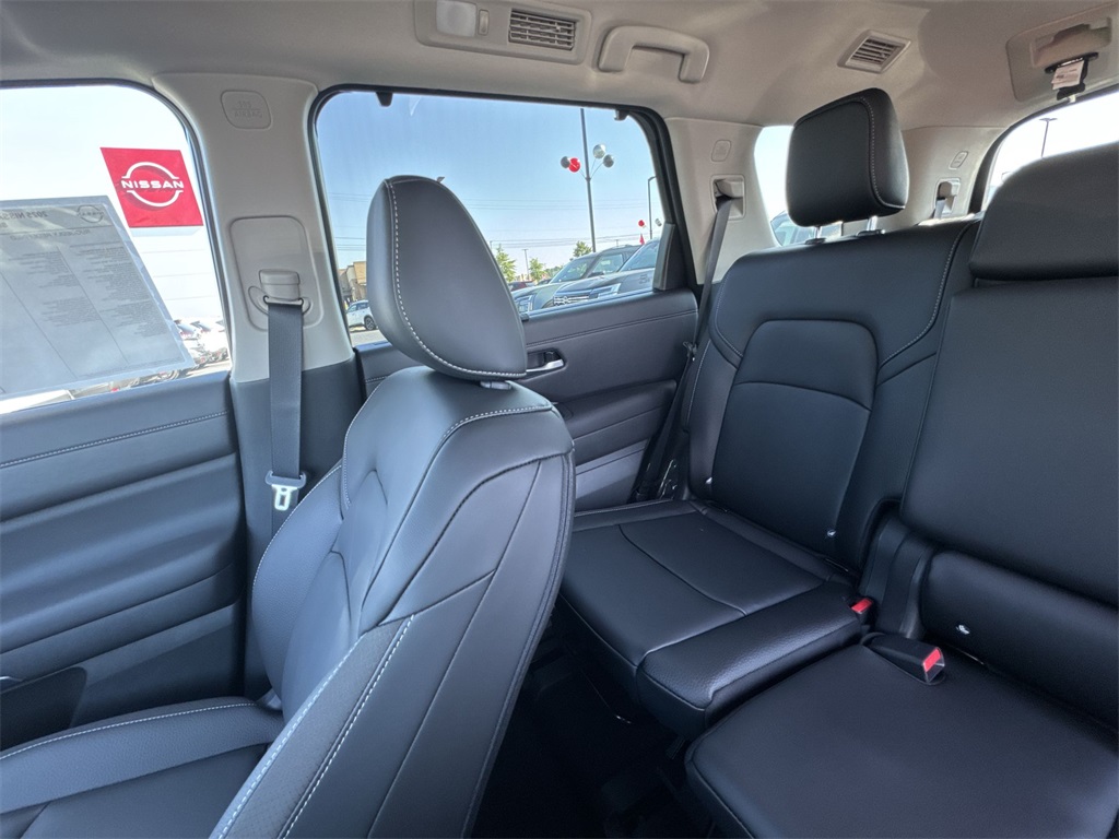2025 Nissan Pathfinder SL photo 11