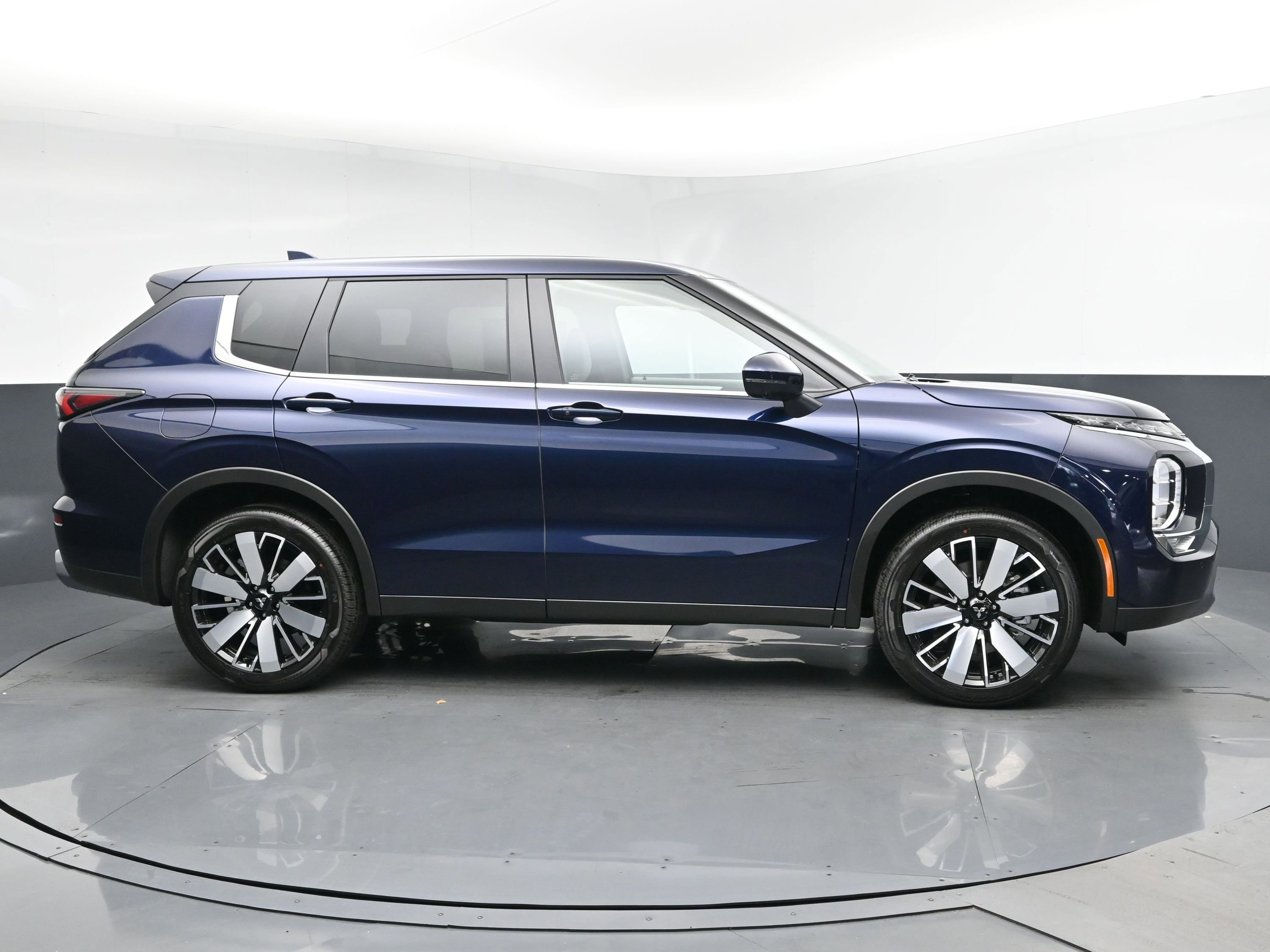 2025 Mitsubishi Outlander SE photo 2