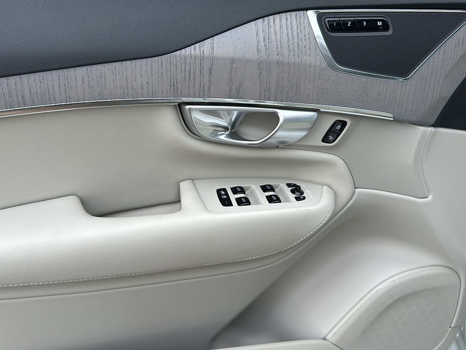 New 2025 Crystal White Volvo T8 Plus 7-Seater image 14