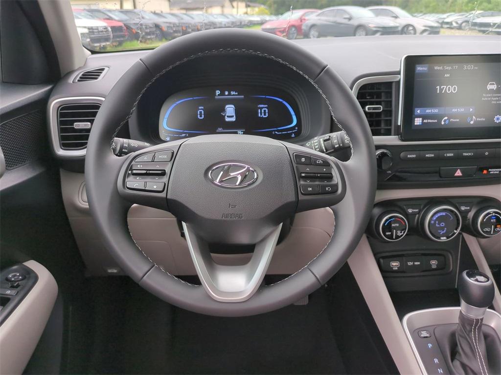 2025 Hyundai Venue SEL photo 11