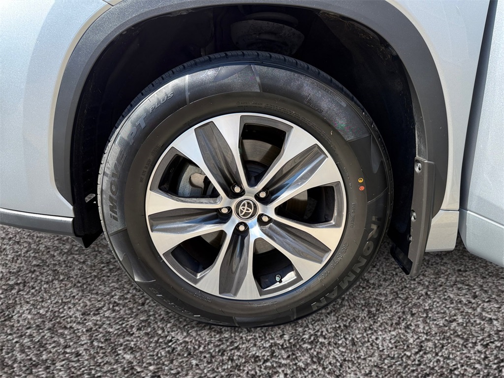 2022 Toyota Highlander XLE photo 11
