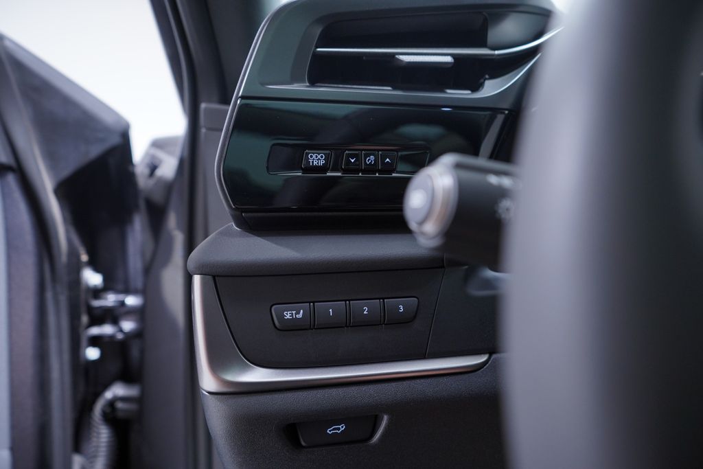 2023 Lexus RZ 450e Luxury photo 18