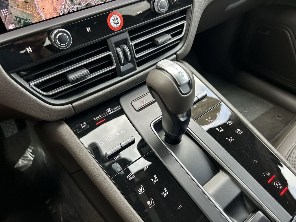 2025 Porsche Macan Base photo 23