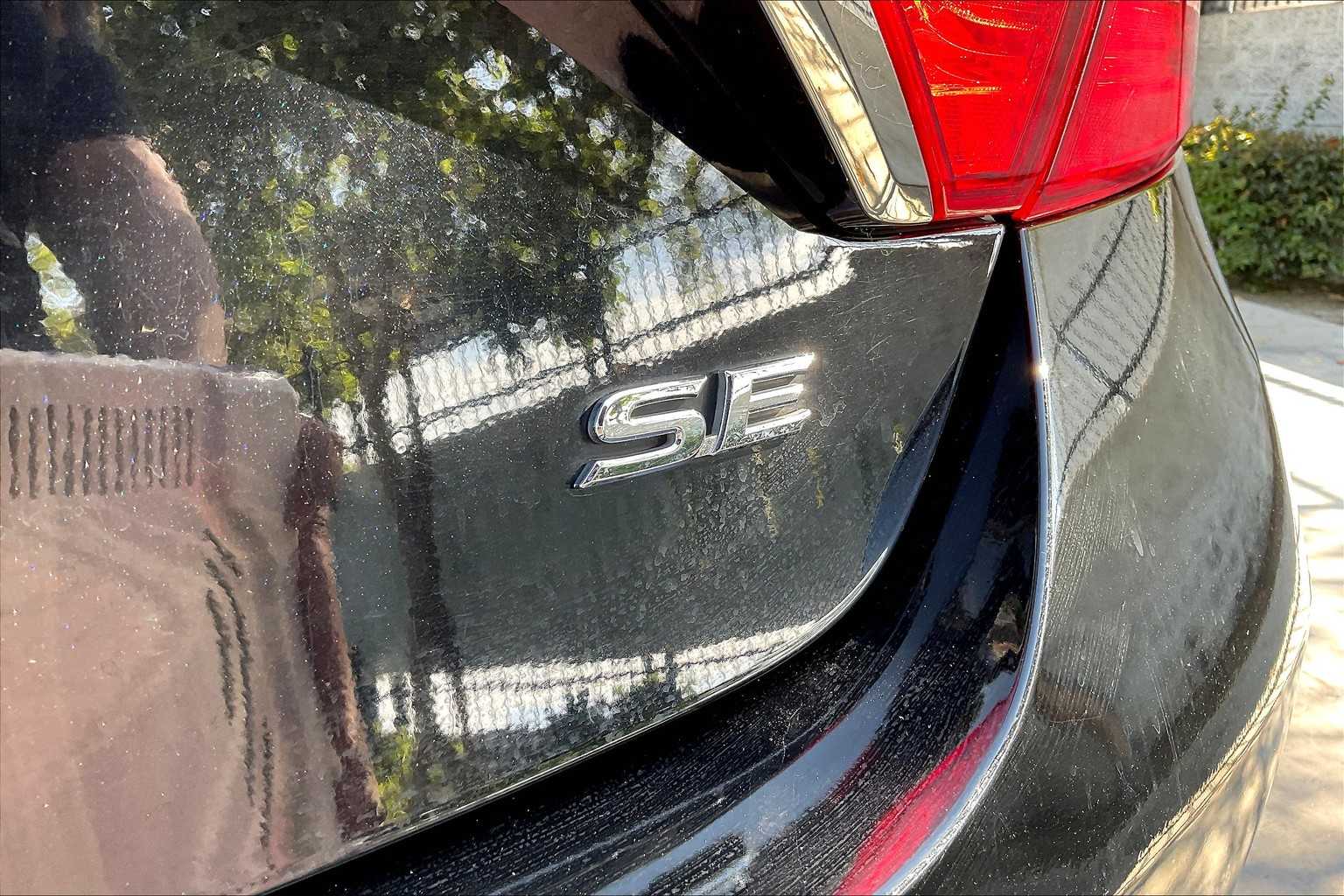 2017 Toyota Camry SE photo 9