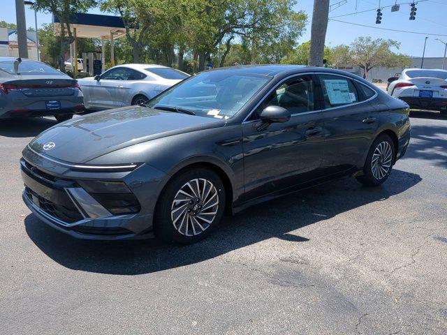2025 Hyundai Sonata Hybrid Limited photo 2