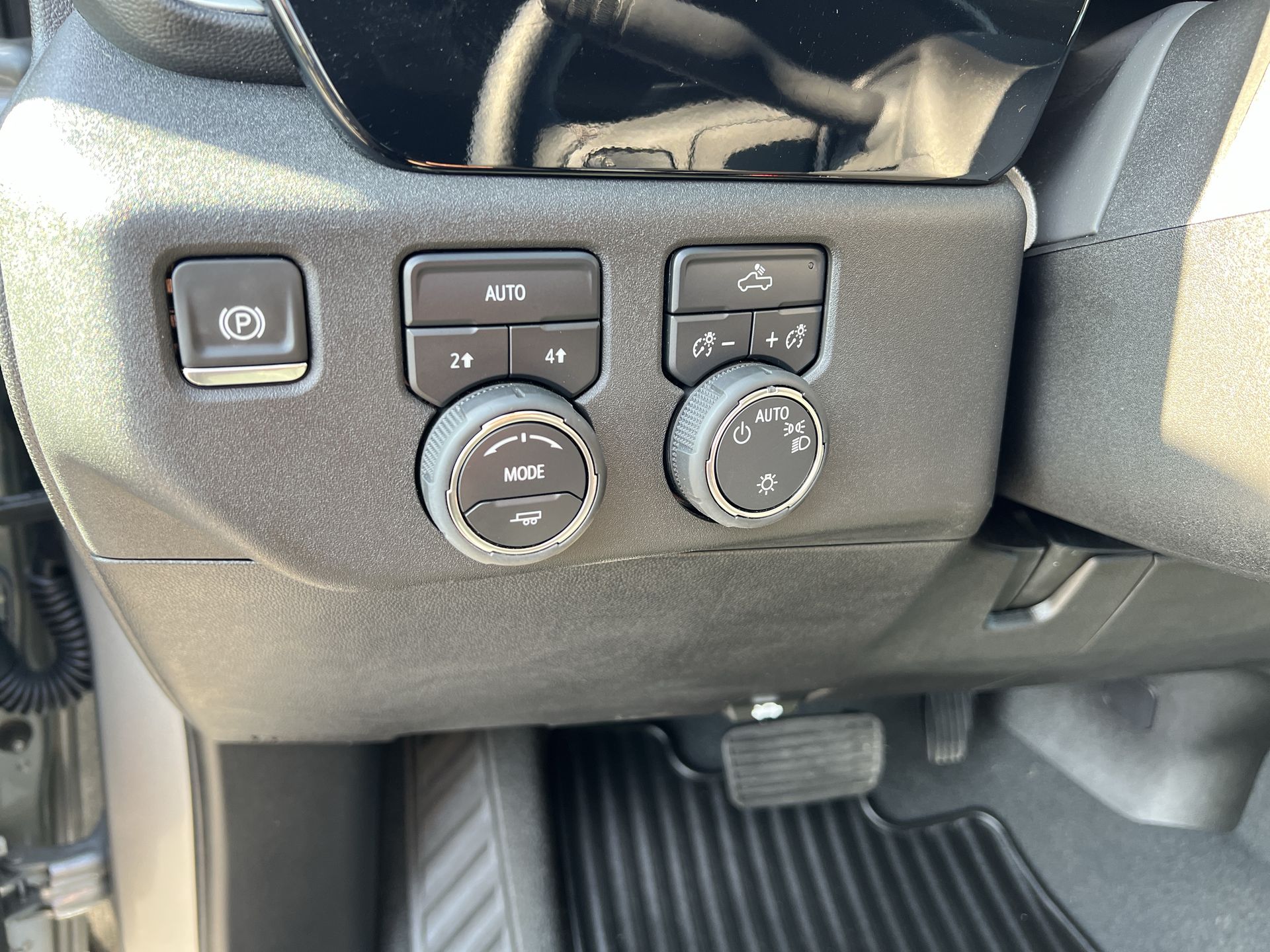 2025 Chevrolet Silverado 1500 LT photo 13