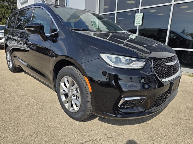 2026 Chrysler Pacifica Select's photo