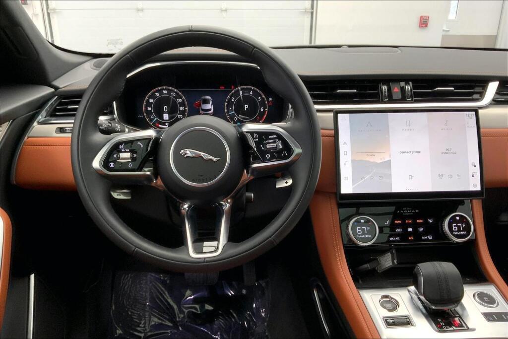 2025 Jaguar F-PACE P250 R-Dynamic S photo 3