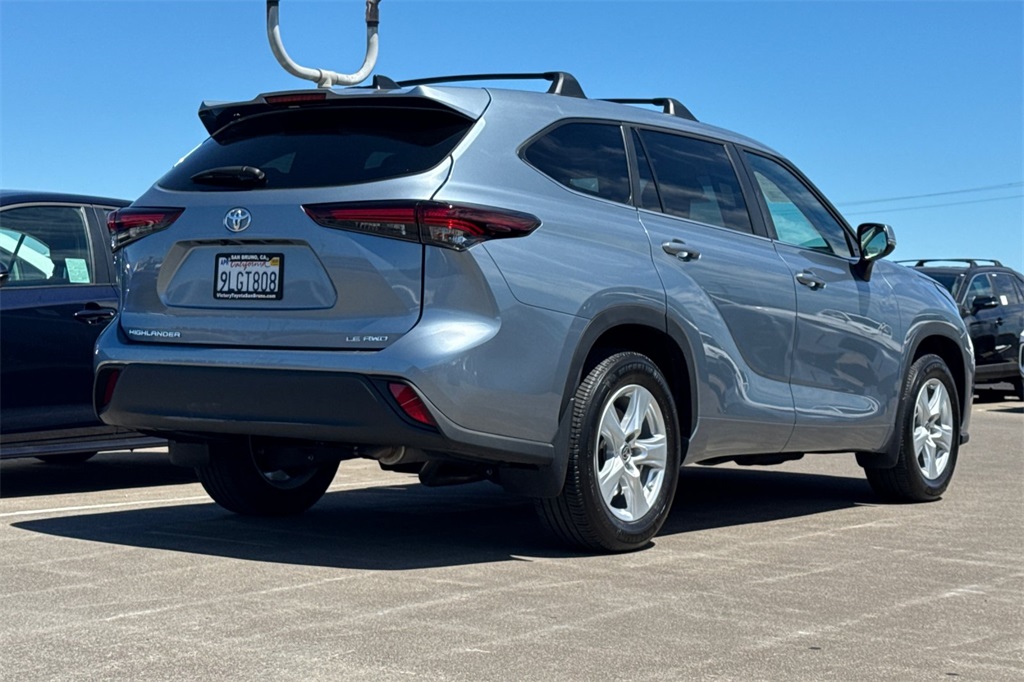2024 Toyota Highlander LE photo 4