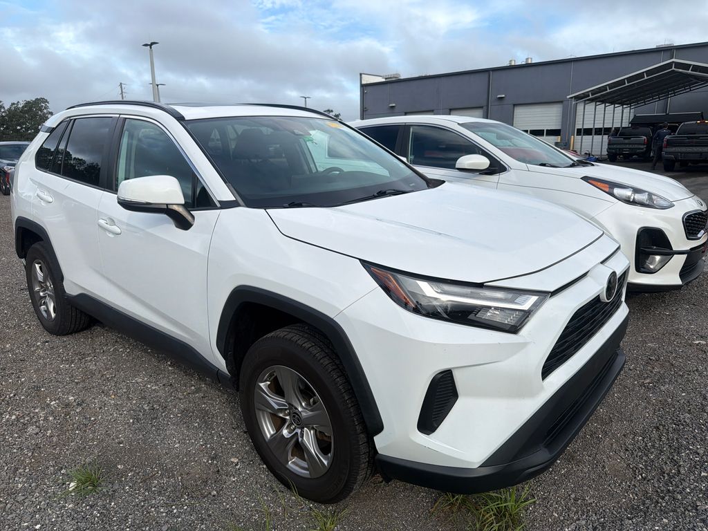 2023 Toyota RAV4 XLE photo 4