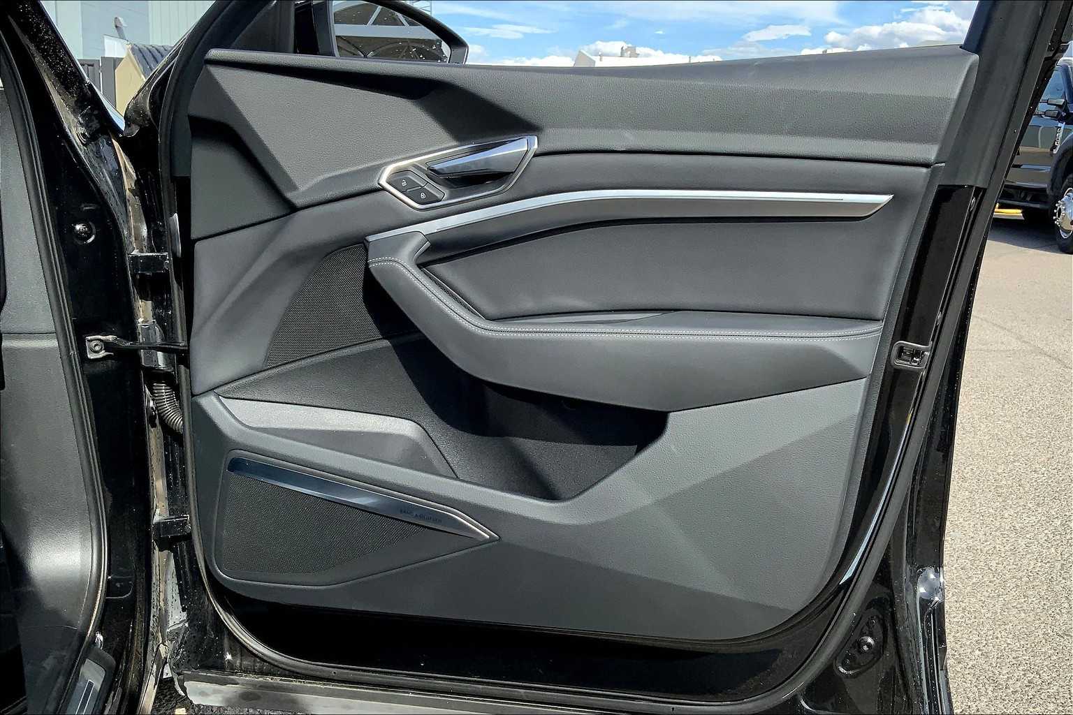 2024 Audi Q8 E-tron Premium Plus photo 18