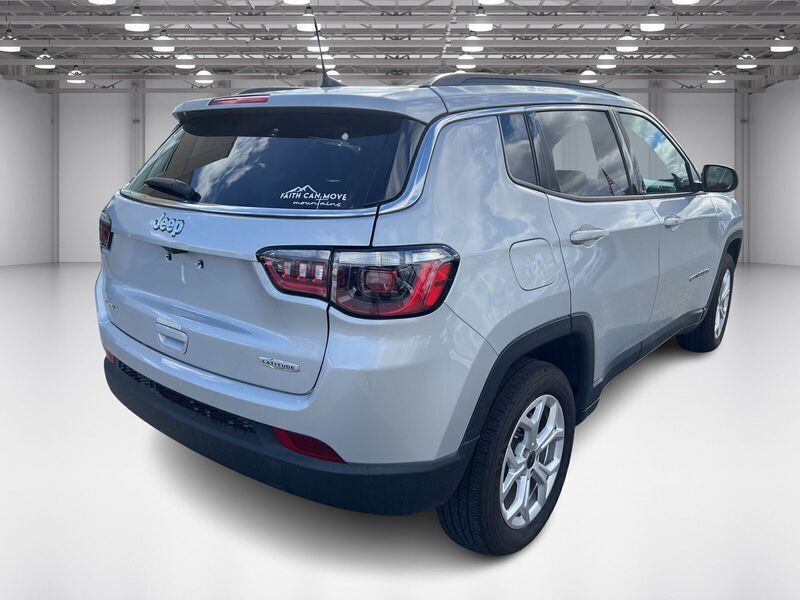 2025 Jeep Compass Latitude photo 3