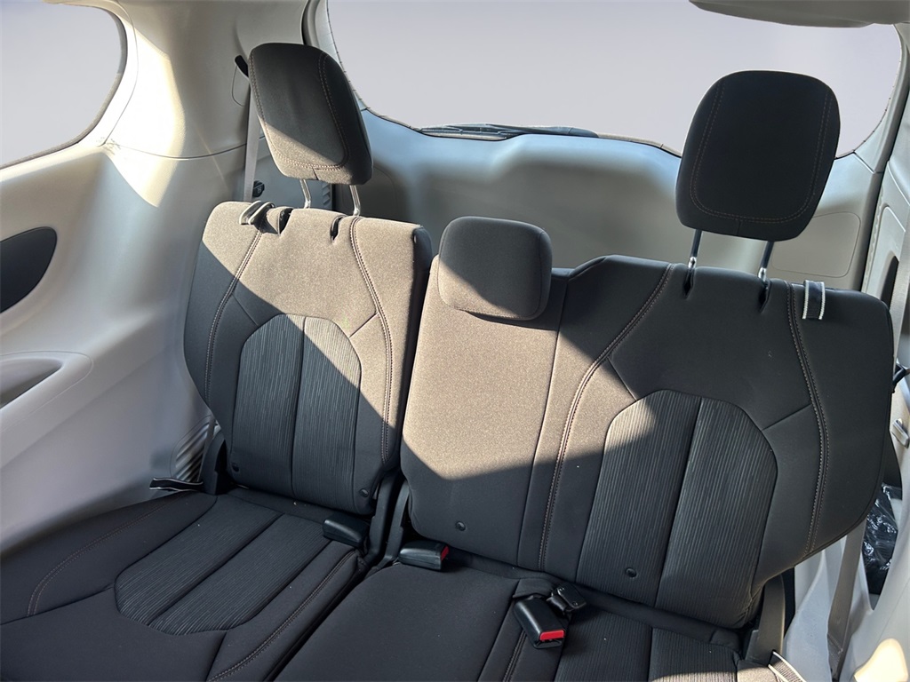 2019 Chrysler Pacifica Touring photo 16