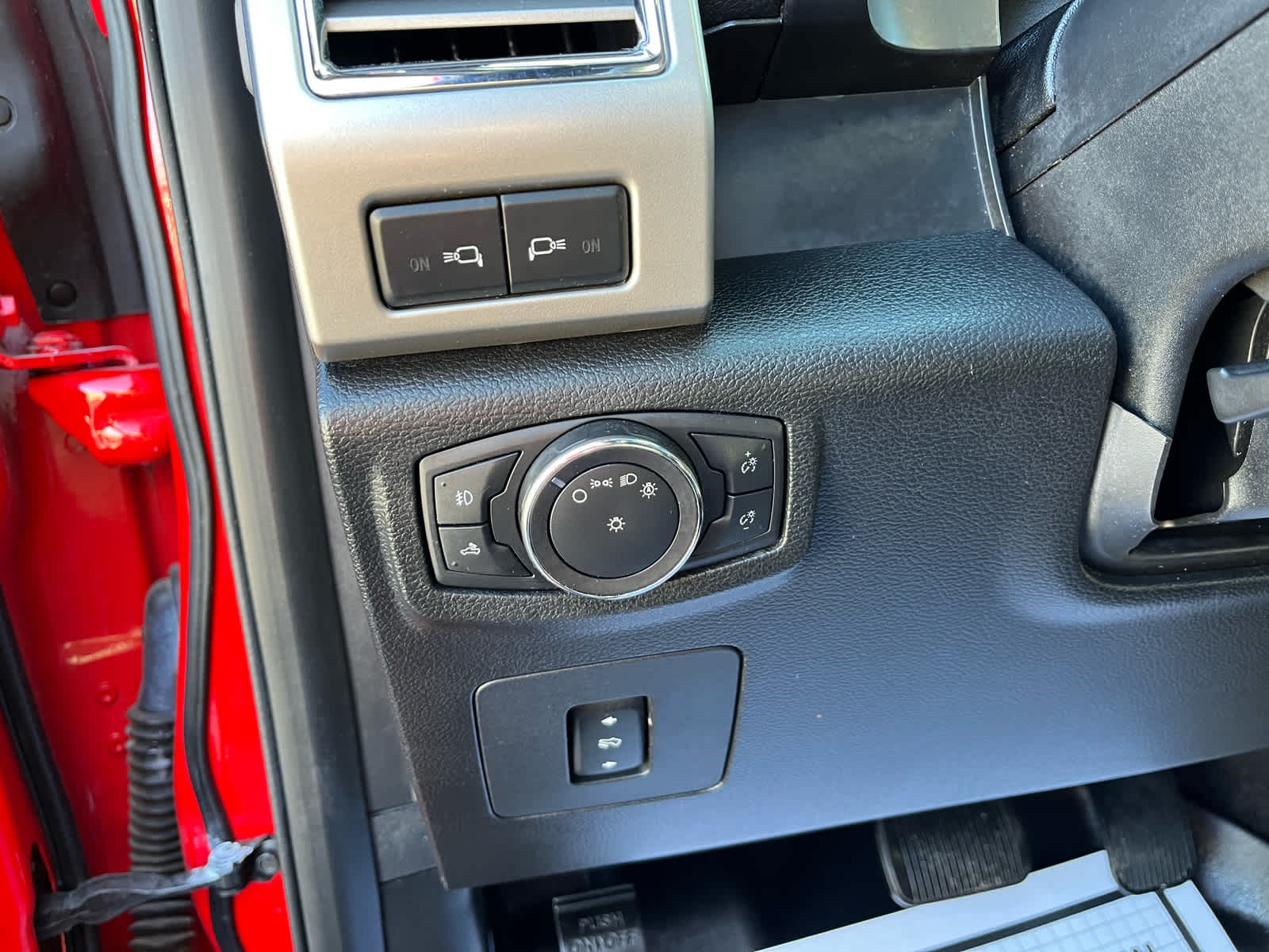 2015 Ford F-150 Lariat photo 18