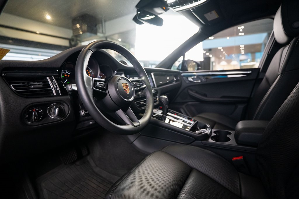 2025 Porsche Macan Base photo 4