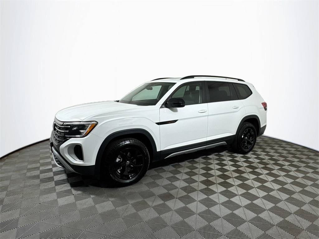 2025 Volkswagen Atlas Peak Edition SE photo 2