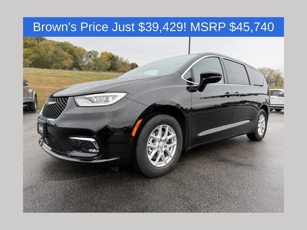 2026 Chrysler Pacifica Select's photo