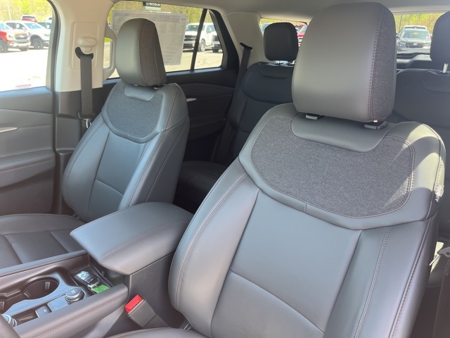 2025 Ford Explorer photo 10