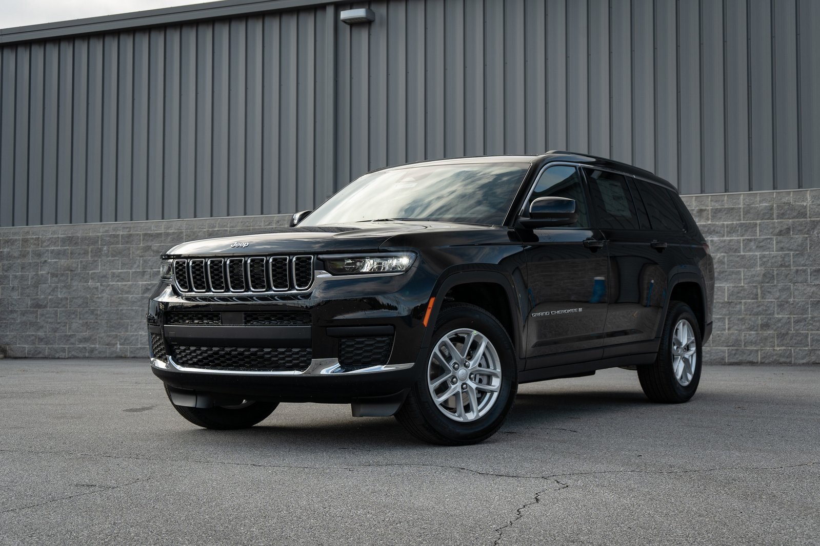 2025 Jeep Grand Cherokee L Laredo's photo