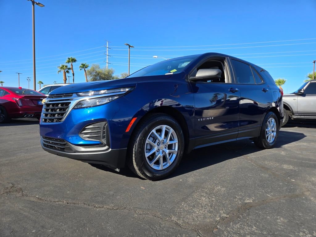 2022 Chevrolet Equinox LS photo 2