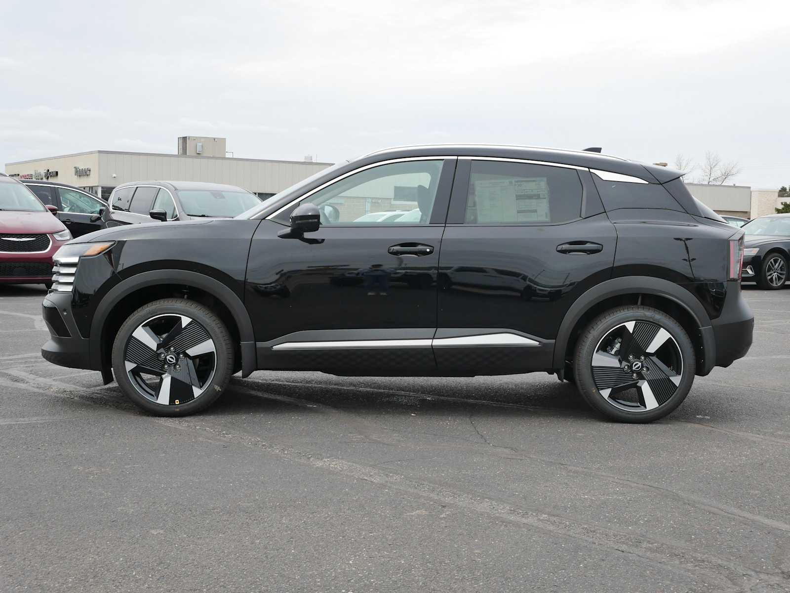 2025 Nissan Kicks SR photo 2