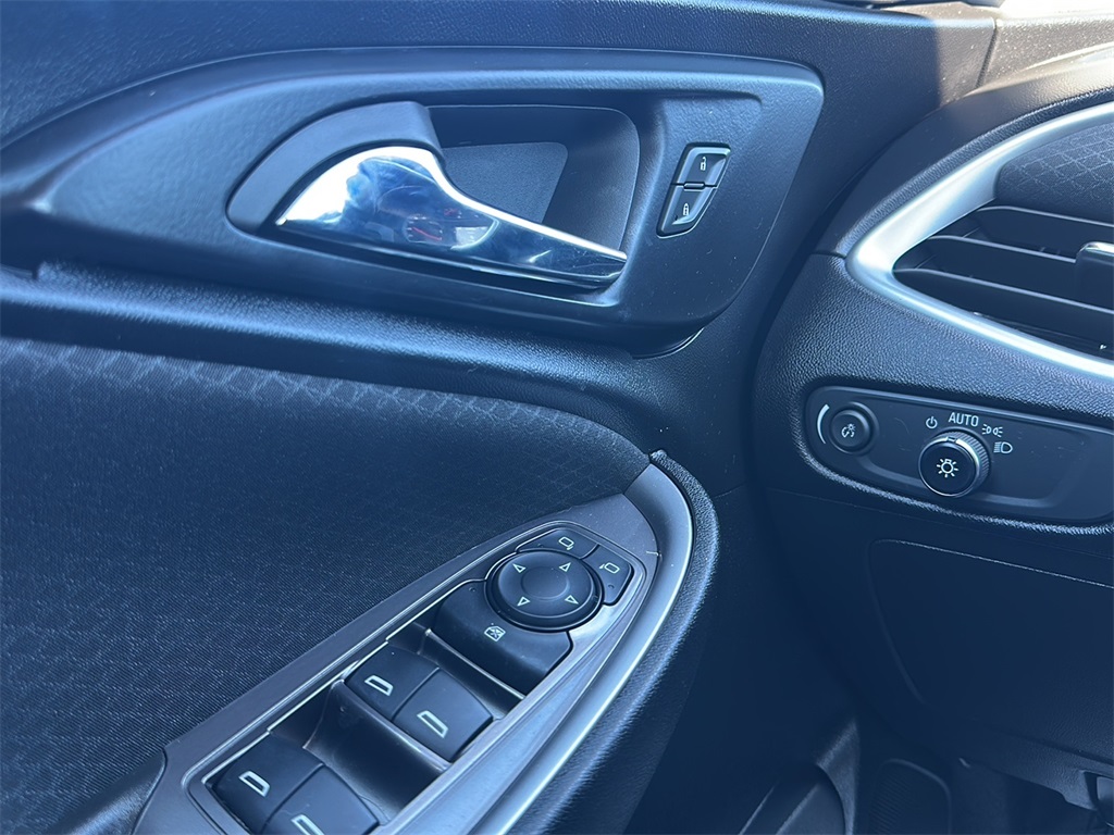 2022 Chevrolet Malibu LS photo 11