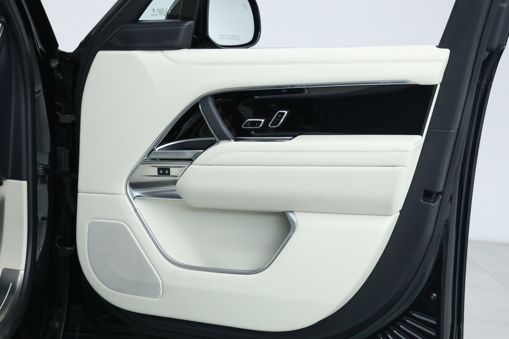 2024 Land Rover Range Rover SE photo 19