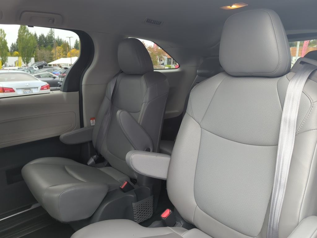 2021 Toyota Sienna XLE photo 19
