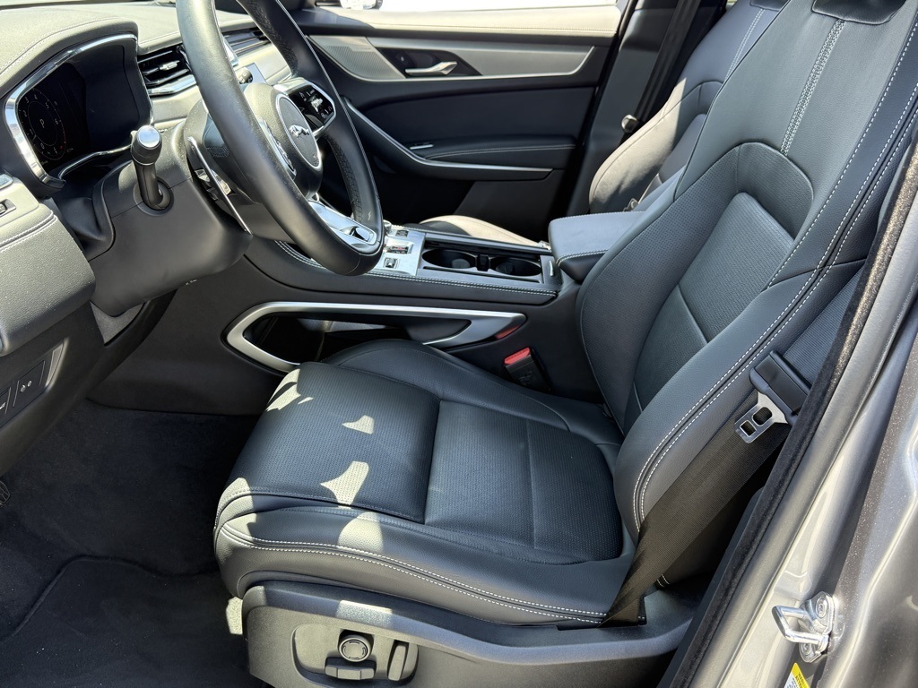 2025 Jaguar F-PACE P250 photo 11
