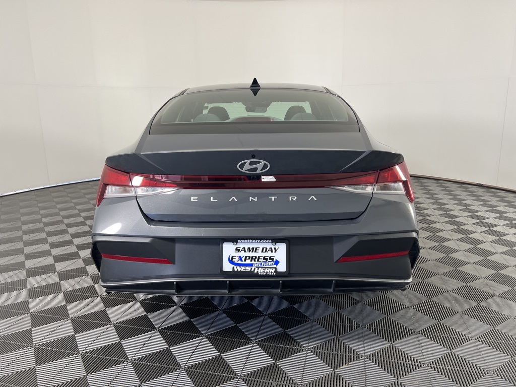 2024 Hyundai Elantra SEL photo 6