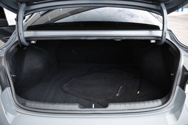 2022 Hyundai Elantra Limited photo 29